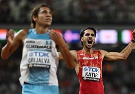 Mo Katir celebra eufórico su triunfo.