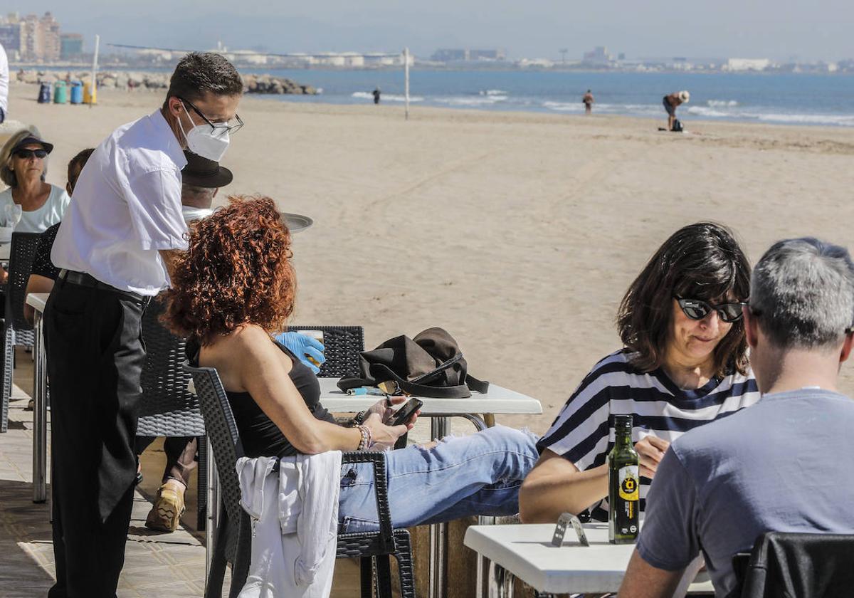 Clientes en la terraza de un bar junto a la playa, en una imagen de archivo.