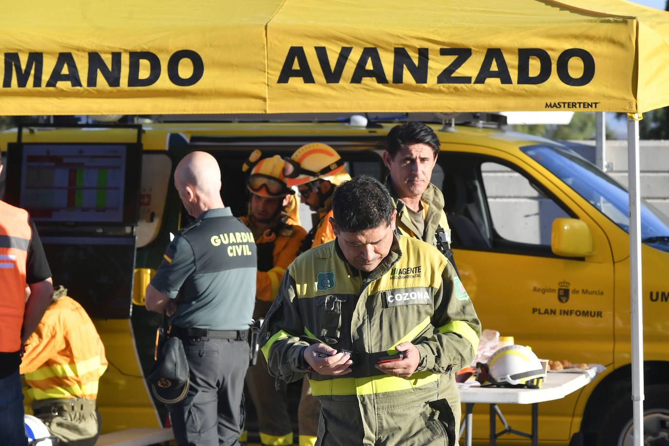 Los trabajos de extinción del incendio forestal en el parque regional del Valle en Murcia, en imágenes