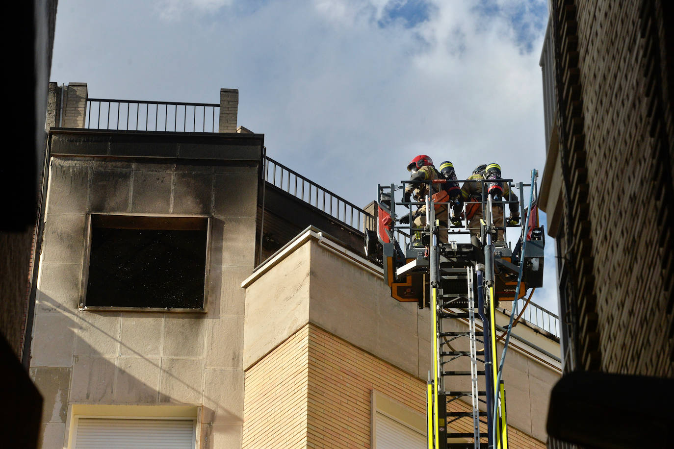 En imágenes: los bomberos trabajan en el incendio de un sexto junto al Teatro Circo de Murcia