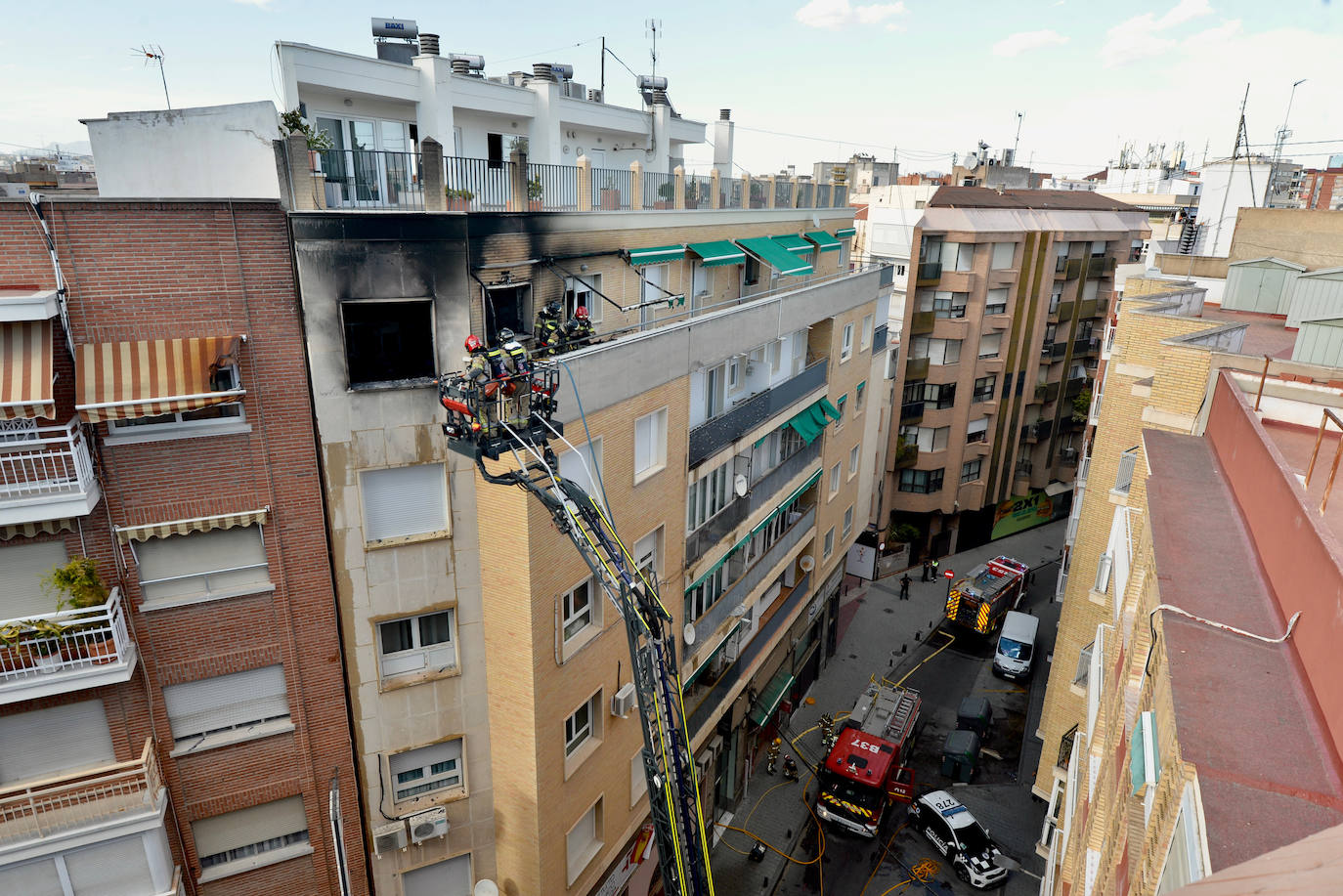 En imágenes: los bomberos trabajan en el incendio de un sexto junto al Teatro Circo de Murcia
