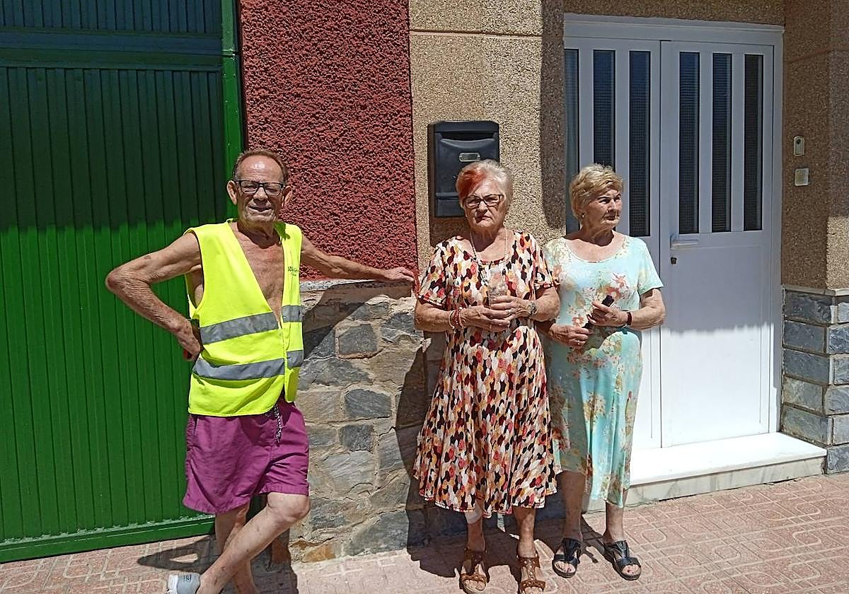 Juan, Conchi y su hermana Fina, este martes en su calle de La Alberca.
