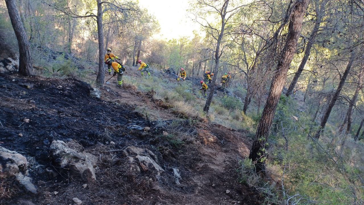 Los trabajos de extinción del incendio forestal en el parque regional del Valle en Murcia, en imágenes