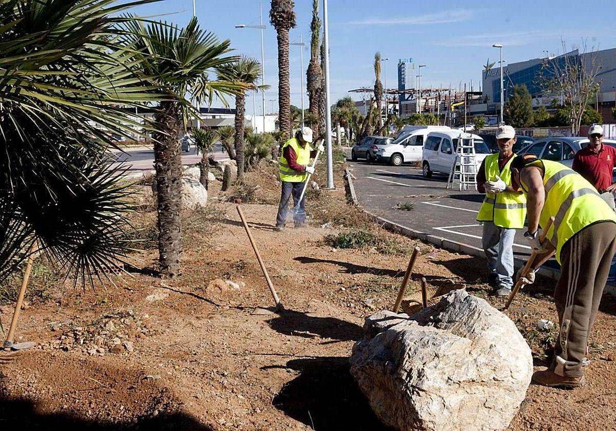 Brigadas de desempleados del SEF que trabajan en Parque y Jardines.