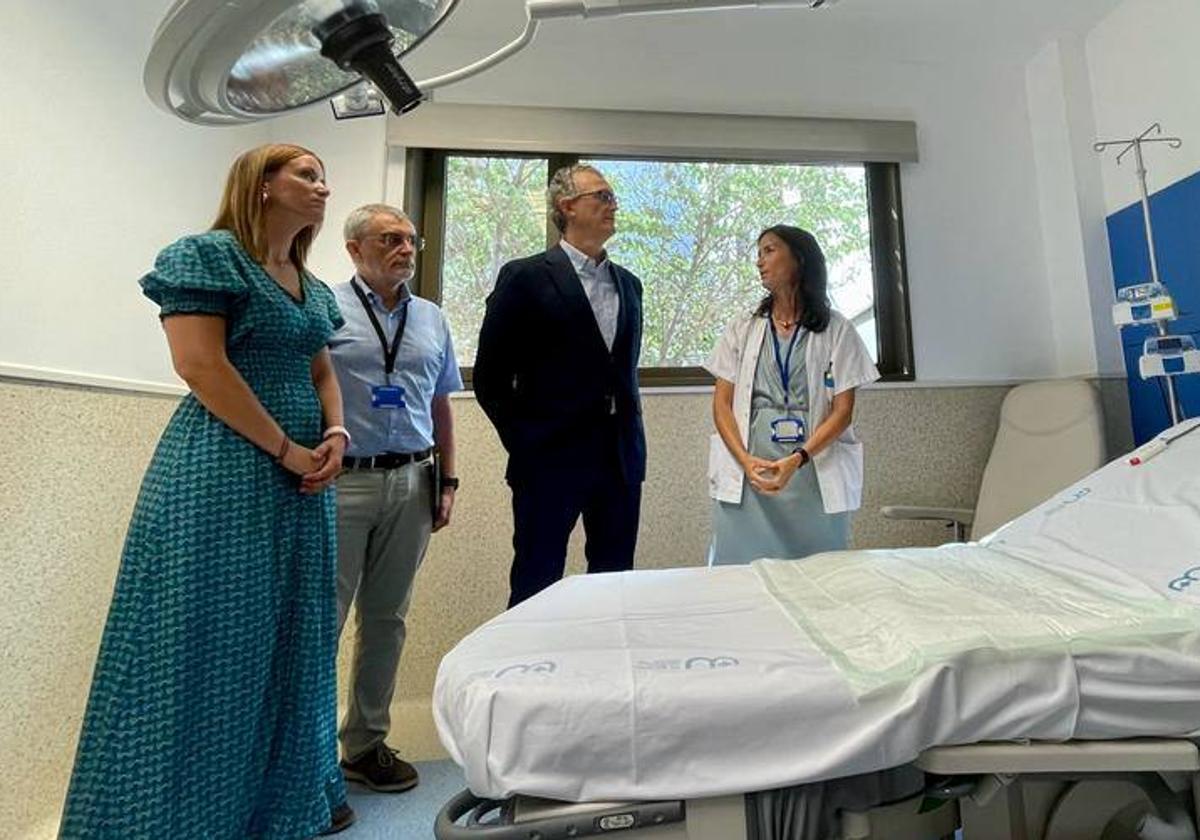 El consejero en funciones de Salud, Juan José Pedreño, en su visita a Los Arcos del Mar Menor.