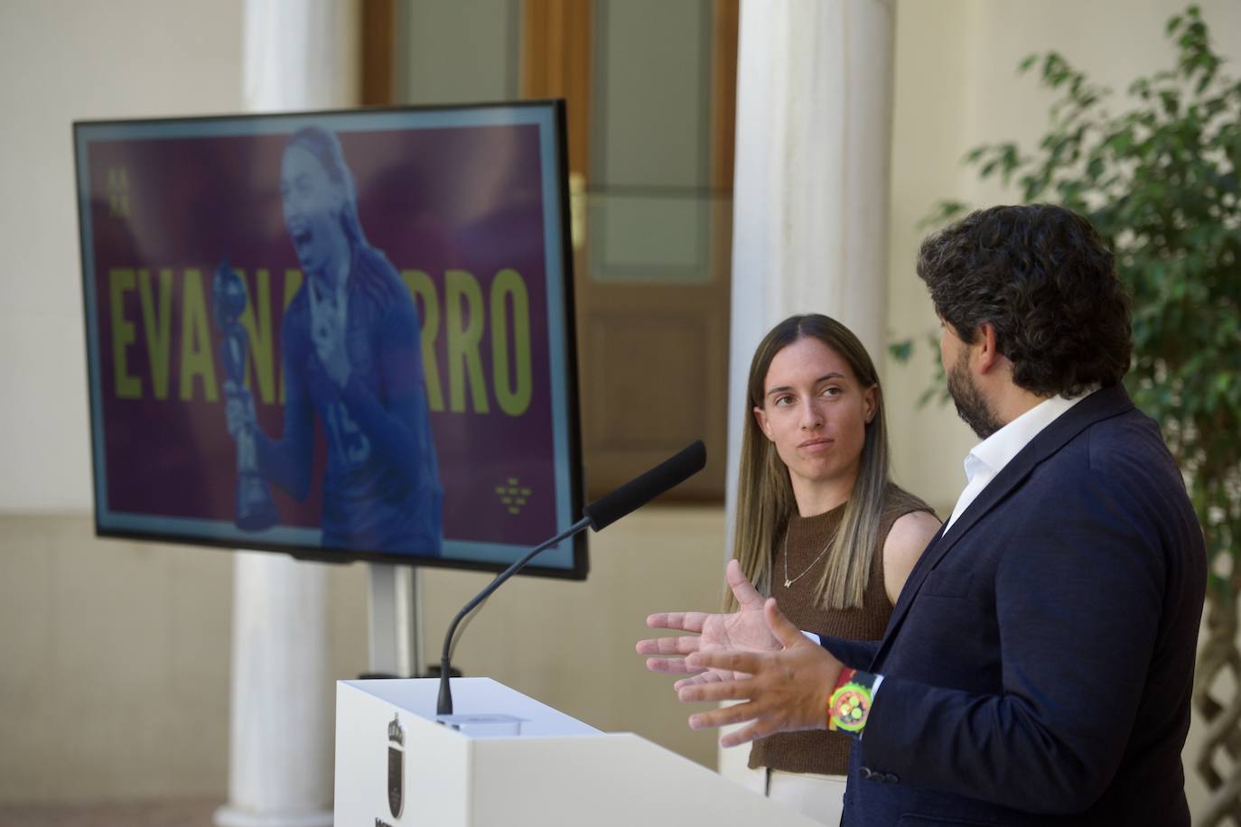El encuentro de Eva Navarro con López Miras, en imágenes