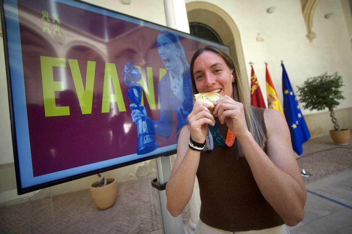 El encuentro de Eva Navarro con López Miras, en imágenes