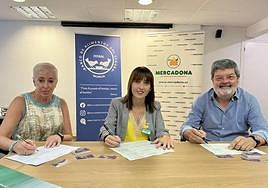 Jose García-Galbis, (Presidente del Banco de Alimentos del Segura), Fina González (Vicepresidenta) y Esther Piornos (Directora Territorial de Relaciones Externas de Mercadona) firman el convenio de colaboración.