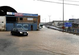 Un vehículo intenta circular en Molina el pasado mayo durante un episodio de lluvias torrenciales.