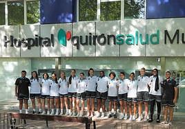 El equipo de jugadoras tras su reconocimiento médico en Quirónsalud Murcia