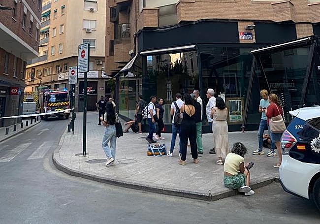 Vecinos del edificio esperando para poder regresar a sus casas.