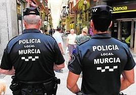 Dos agentes de la Policía Local patrullan la ciudad, en una imagen de archivo.