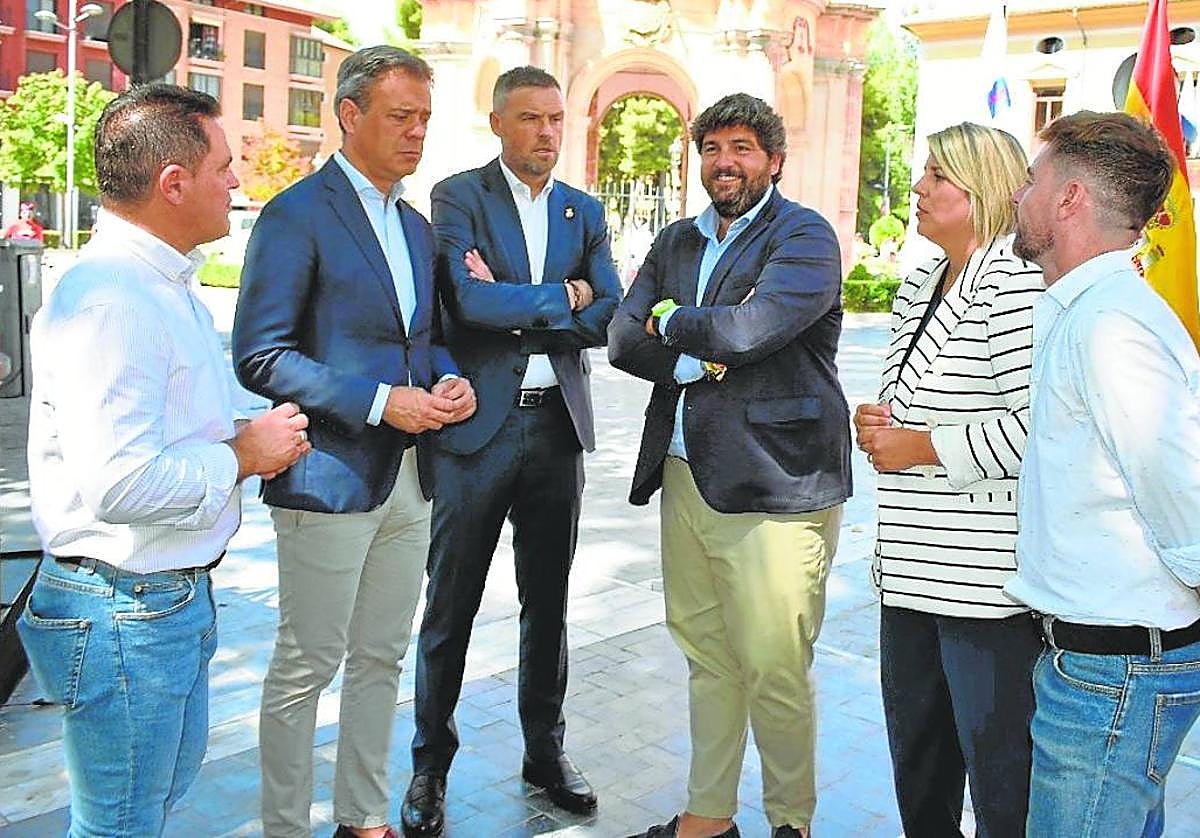De izquierda a derecha, Pepe Fernández Tudela, concejal de Deportes de Caravaca; Marcos Ortuño, consejero de Presidencia; José Francisco García, alcalde de Caravaca, el presidente López Miras; Noelia Arroyo, alcaldesa de Cartagena, y Fran Sánchez, director general de Deportes, en Caravaca.