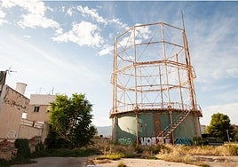 Espacio que ocupan las calderas del gas en desuso en el barrio de San Pío X, que será urbanizado tras el soterramiento de las vías.