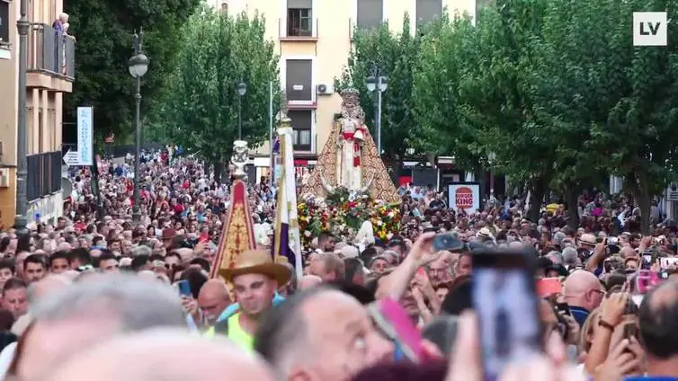 Los murcianos, a los pies de la Virgen en su bajada a la Catedral por la Feria