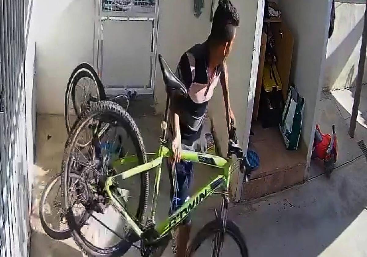 Imagen de una cámara de seguridad de una de las viviendas asaltadas.