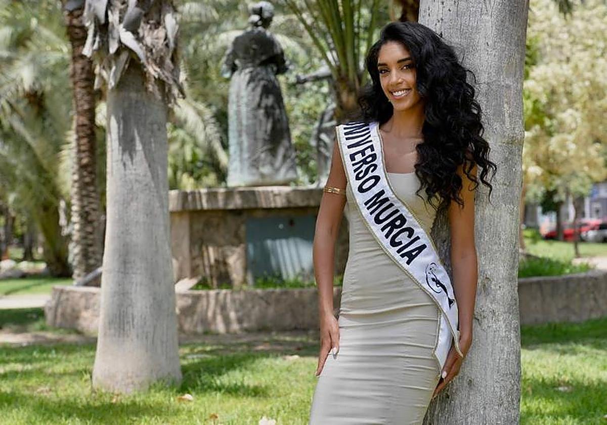 Athenea Pérez, en un parque de Murcia.