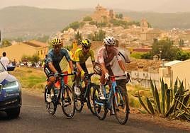 Llegada de la prueba al Collado de la Cruz, con el Castillo de Caravaca al fondo.