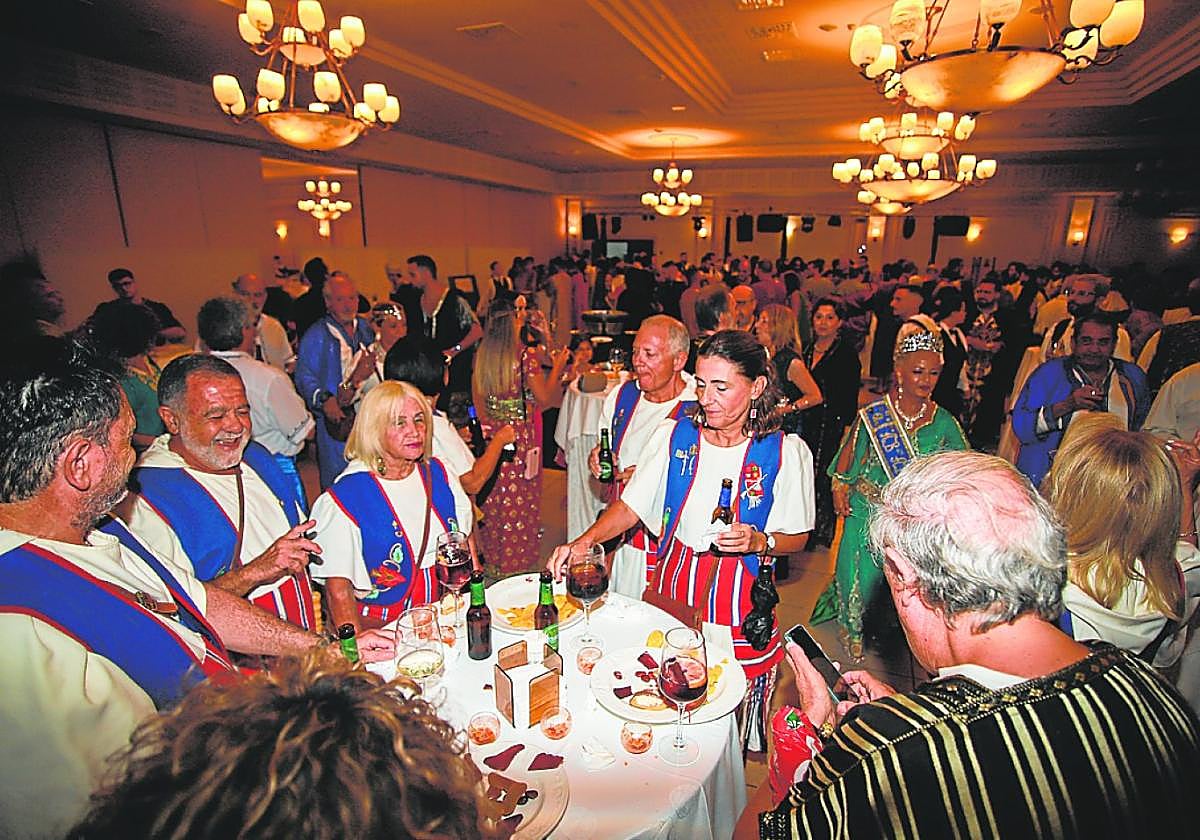 Asistentes a la cena medieval, anoche, en el Rincón Huertano.