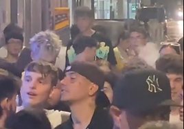 El rapero, Duki posa junto a uno de sus seguidores en su paso por Perla negra tatto.