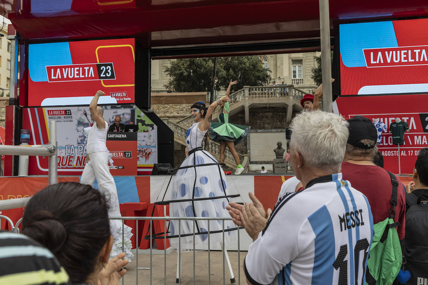 La salida de la novena etapa de la Vuelta en Cartagena, en imágenes