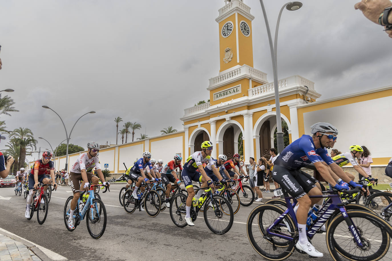 La salida de la novena etapa de la Vuelta en Cartagena, en imágenes