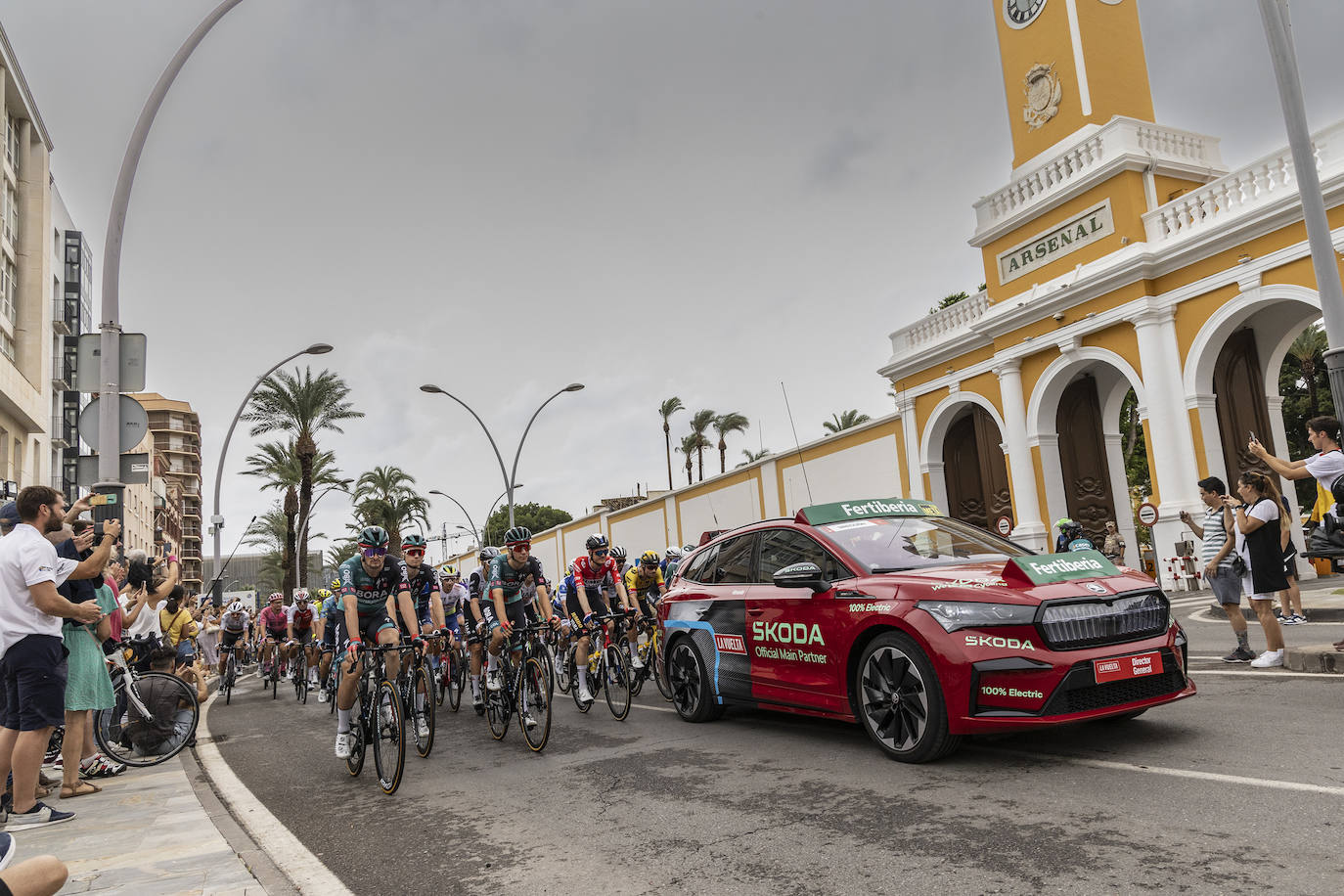 La salida de la novena etapa de la Vuelta en Cartagena, en imágenes