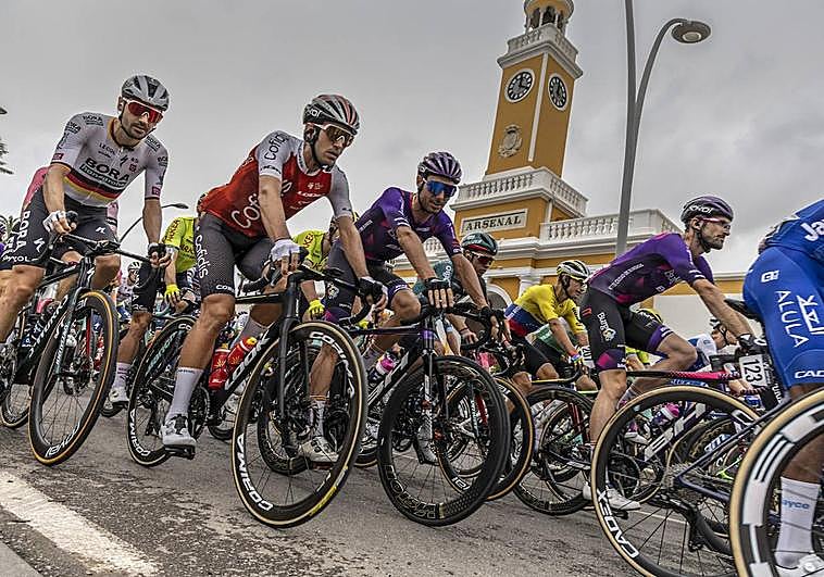 El pelotón de La Vueta a su paso por Cartagena.