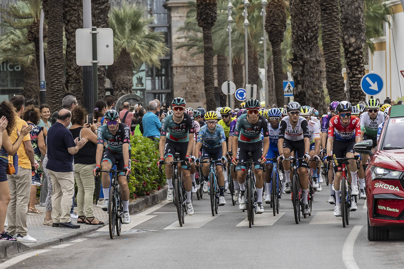 La salida de la novena etapa de la Vuelta en Cartagena, en imágenes