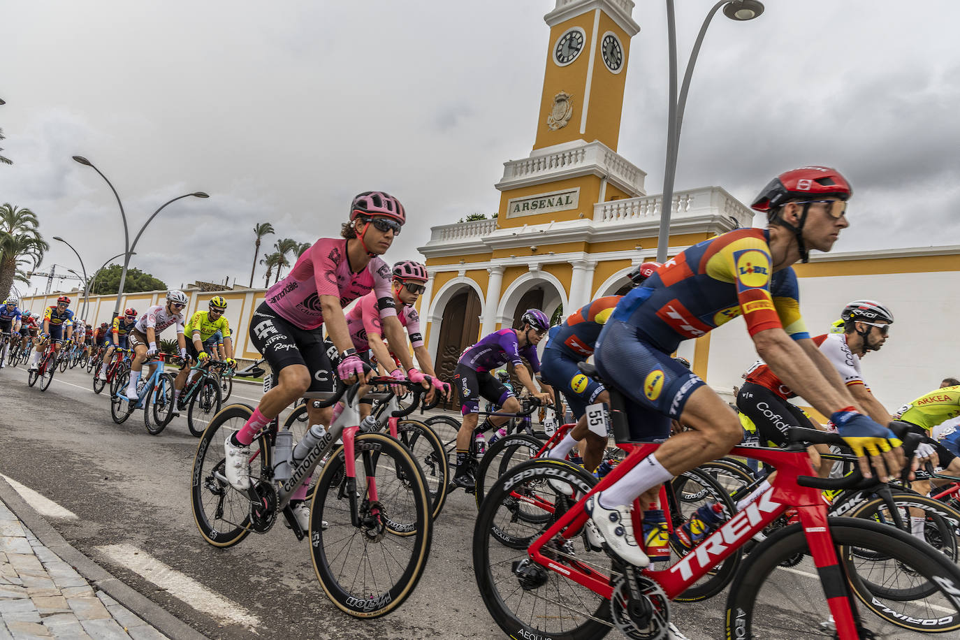 La salida de la novena etapa de la Vuelta en Cartagena, en imágenes
