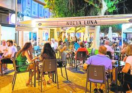 Clientes en las terrazas de los establecimientos hosteleros de la plaza San Sebastián de Orihuela.