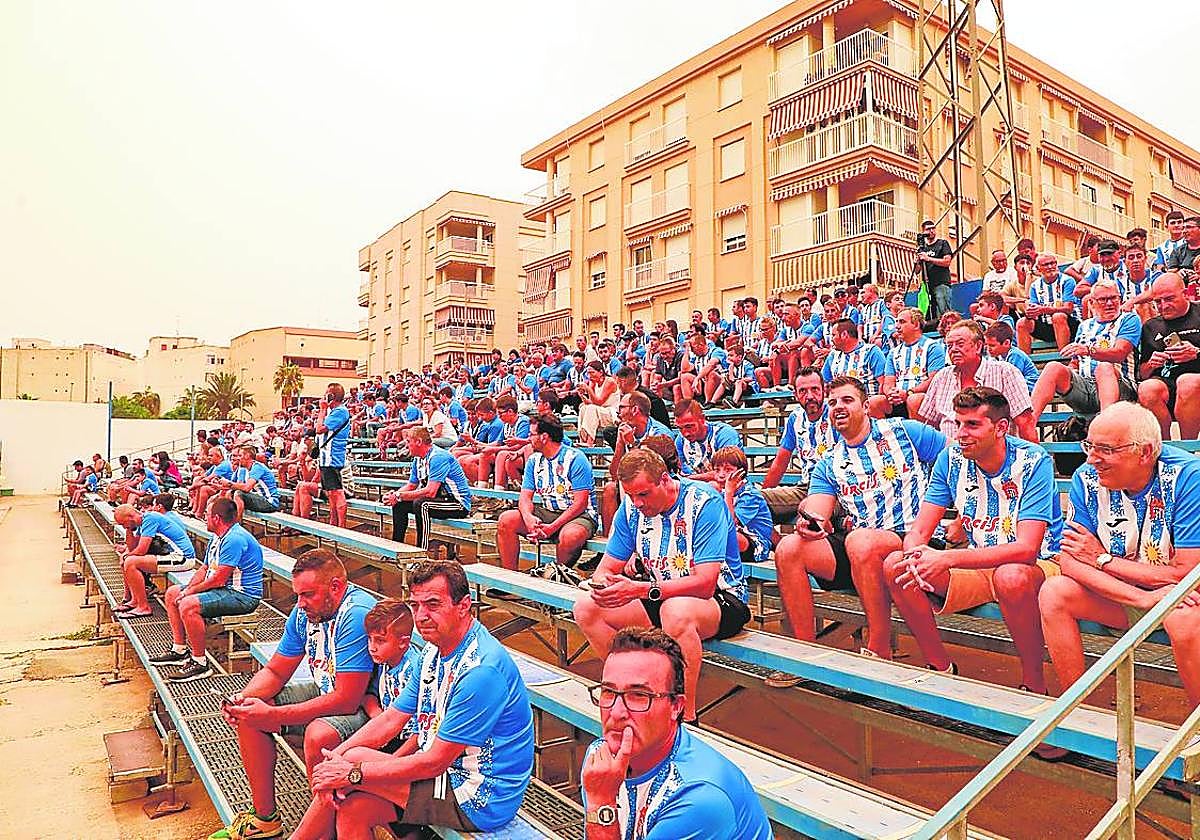 Las gradas de El Rubial llenas de aficionados locales con la camiseta del Águilas.