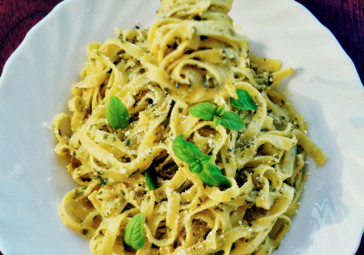 Espaguetis con pesto de espinacas.