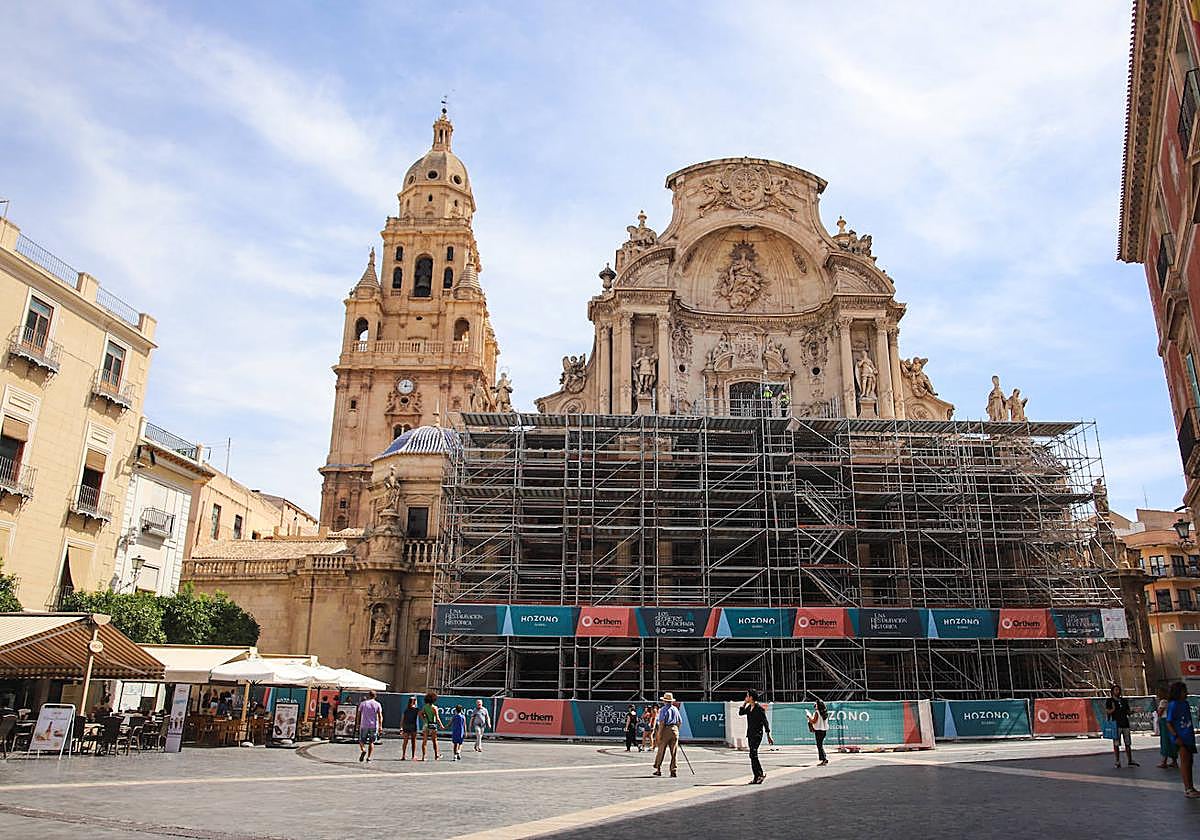 El imafronte de la Catedral, que ya tiene colocados la mitad de los andamios para su restauración.