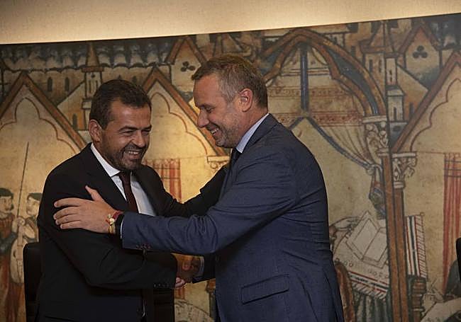 Alpañez y Segado se felicitan tras firmar el acuerdo.
