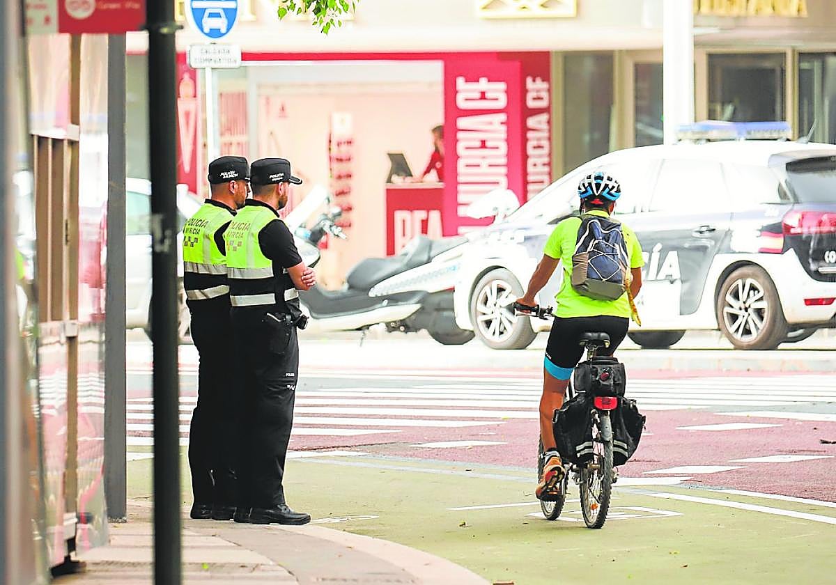 Agentes de la Policía Local comenzaron a vigilar ayer por la tarde la Gran Vía.