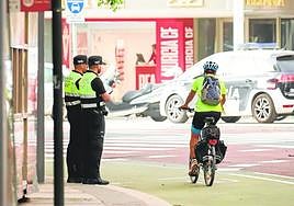 Agentes de la Policía Local comenzaron a vigilar ayer por la tarde la Gran Vía.