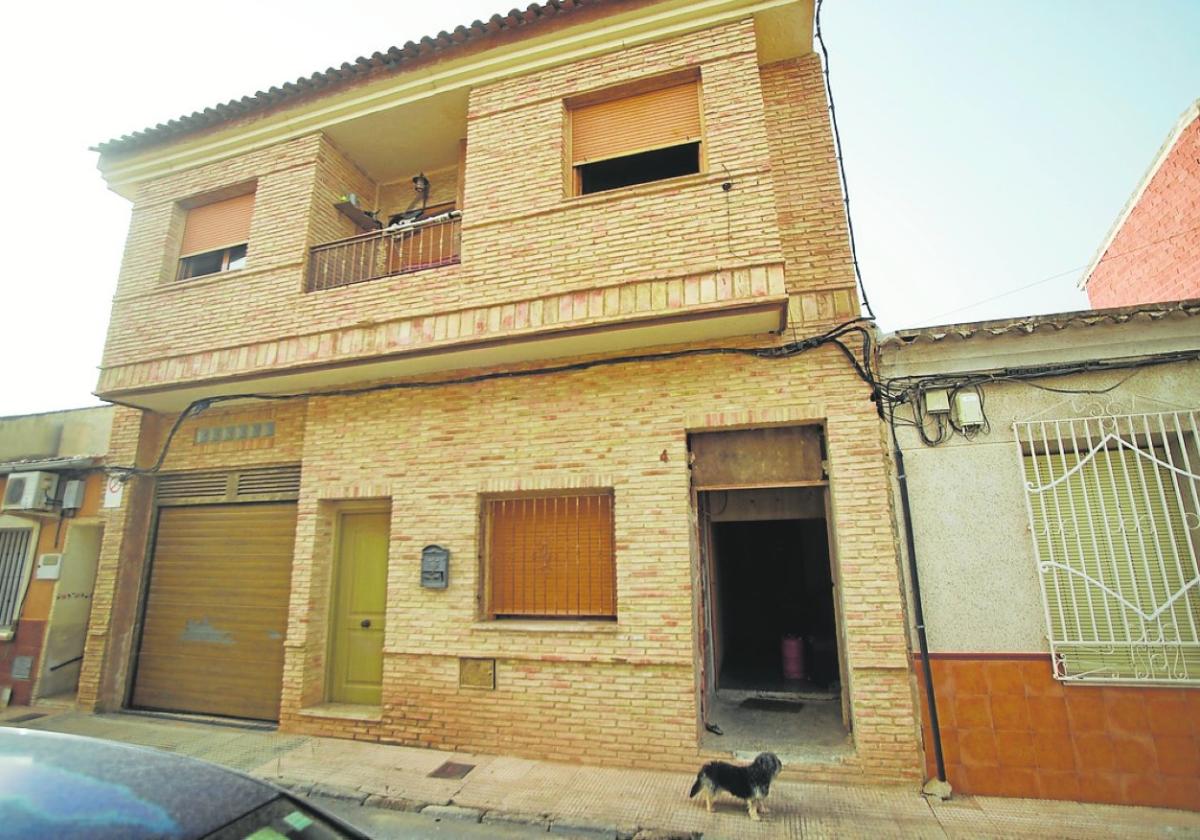 Imagen del dúplex okupado en la calle Moreras de El Siscar, tomada ayer por la tarde.