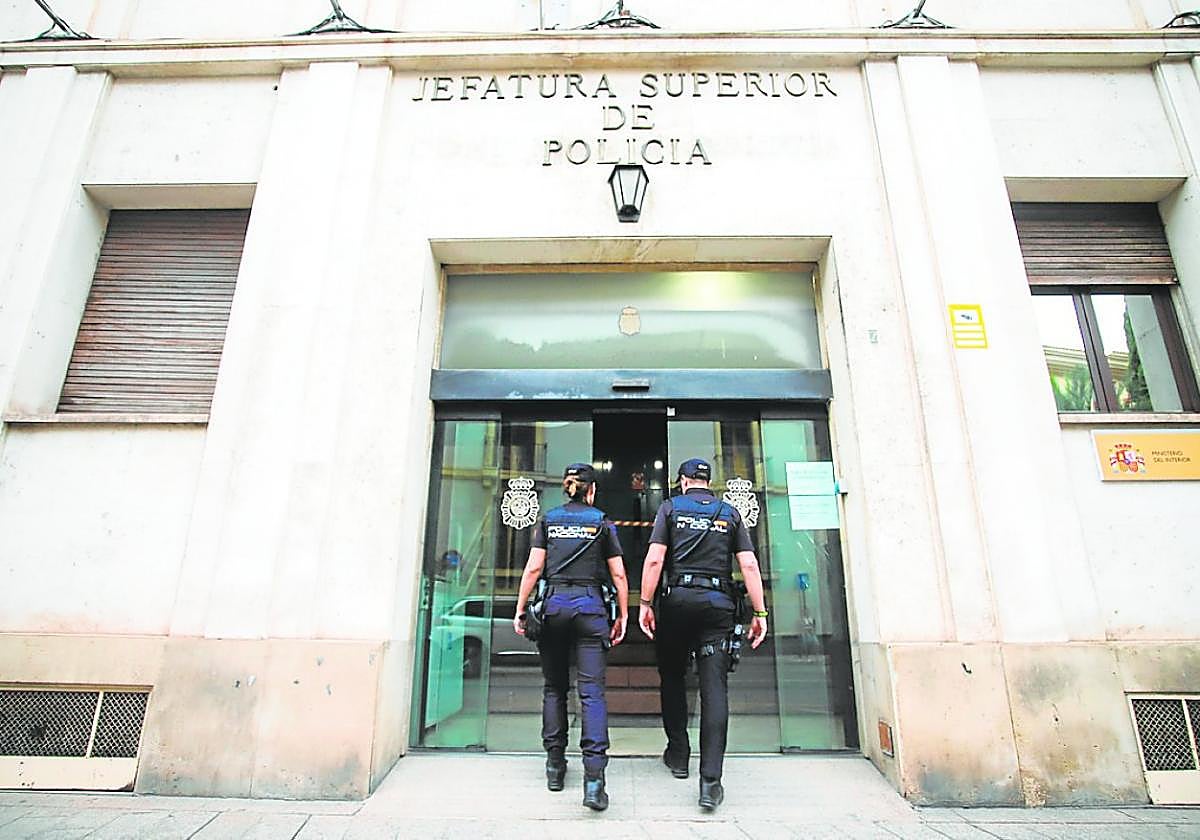 Dos policías nacionales acceden a la comisaría de la calle Correos, en Murcia.