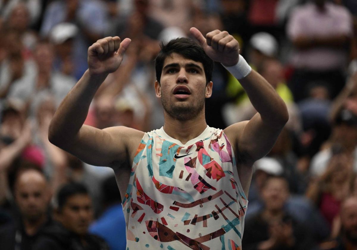 Carlos Alcaraz saluda al público de la Arthur Ashe tras superar ayer a Matteo Arnaldi y meterse en los cuartos de final del US Open.