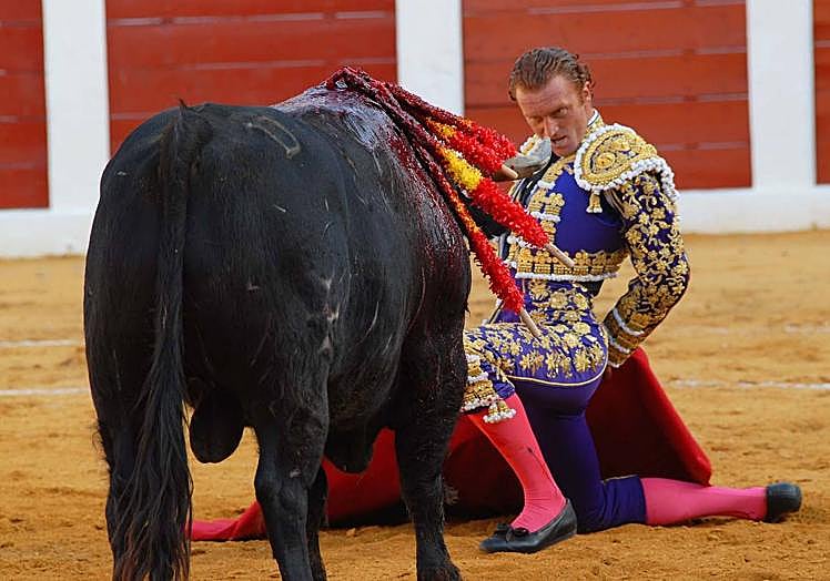Imagen principal - Alfonso Romero en un desplante. Puerta grande de Filiberto y Roca Rey, en su etapa de novillero. Canito, decano de los fotógrafos taurinos de España.