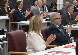 José Vélez, a la derecha, aplaude este miércoles en la primera sesión del debate de investidura.