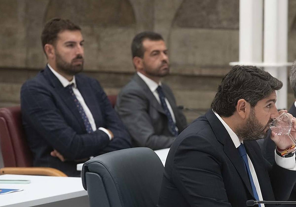 Rubén Martínz Alpañez (dcha) y José Ángel Antelo, de Vox, tras Fernando López Miras, este miércoles en la Asamblea Regional.