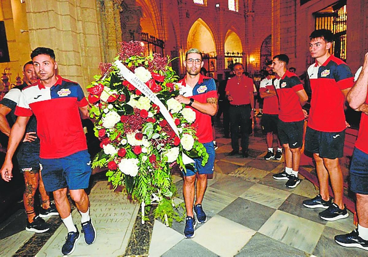 Los capitanes Juanjo Angosto y Felipe Valerio, en la ofrenda.