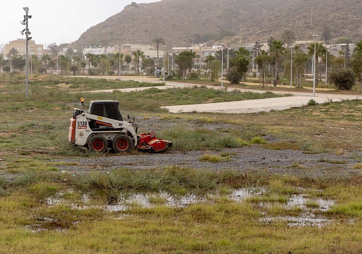 Un tractor pasa por los terrenos en los que se situará la feria.