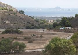Trabajos de sellado de la balsa Jenny, en una imagen de archivo. Al fondo, el Mar Menor.