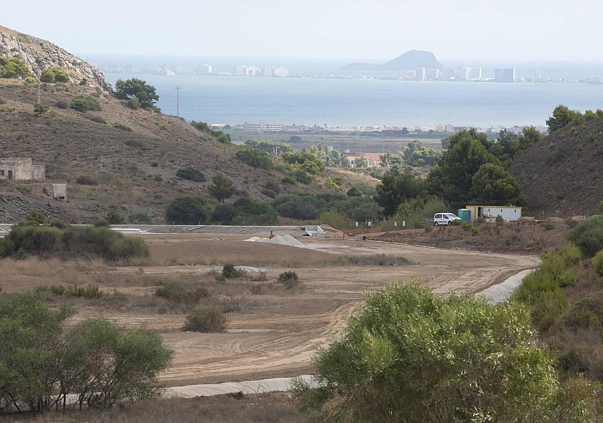 Trabajos de sellado de la balsa Jenny, en una imagen de archivo. Al fondo, el Mar Menor.