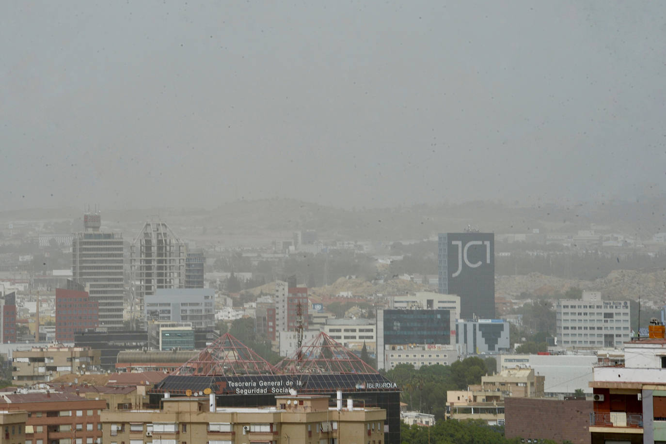 Las imágenes del tercer día de calima en Murcia