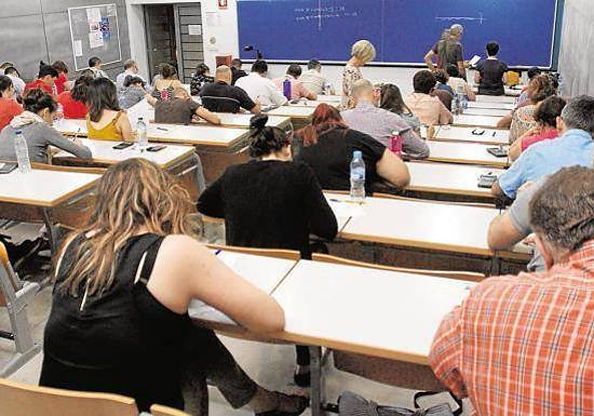 Decenas de opositores realizan un examen en una convocatoria de plazas para docentes, en una imagen de archivo.