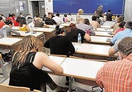 Decenas de opositores realizan un examen en una convocatoria de plazas para docentes, en una imagen de archivo.